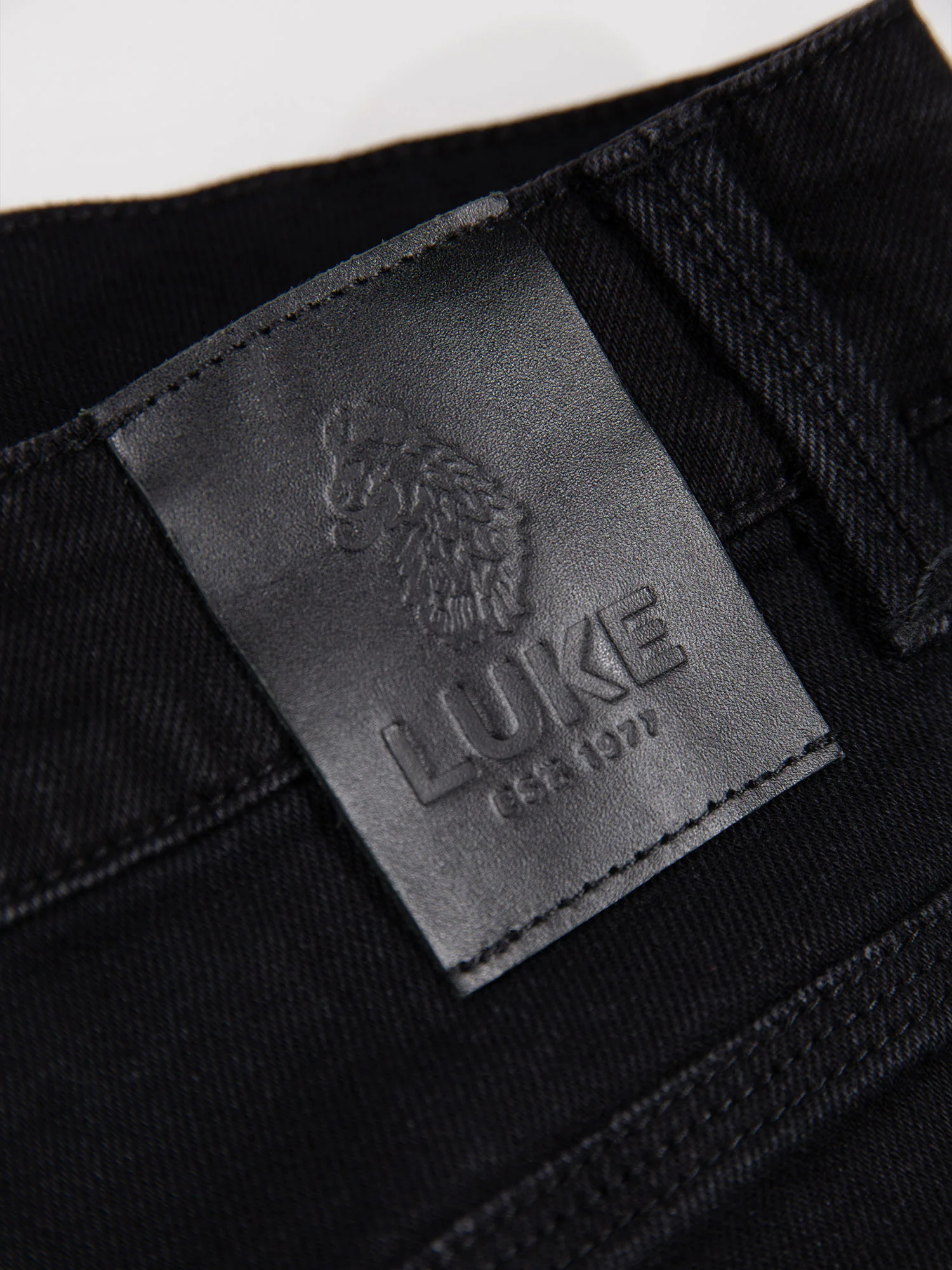 SHORT EDWARD BLACK DENIM SHORTS - Image 9